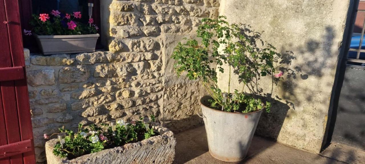 Escale Au Clos Saint Martin De Juillers Gites Et Chambres D'Hotes Exterior foto