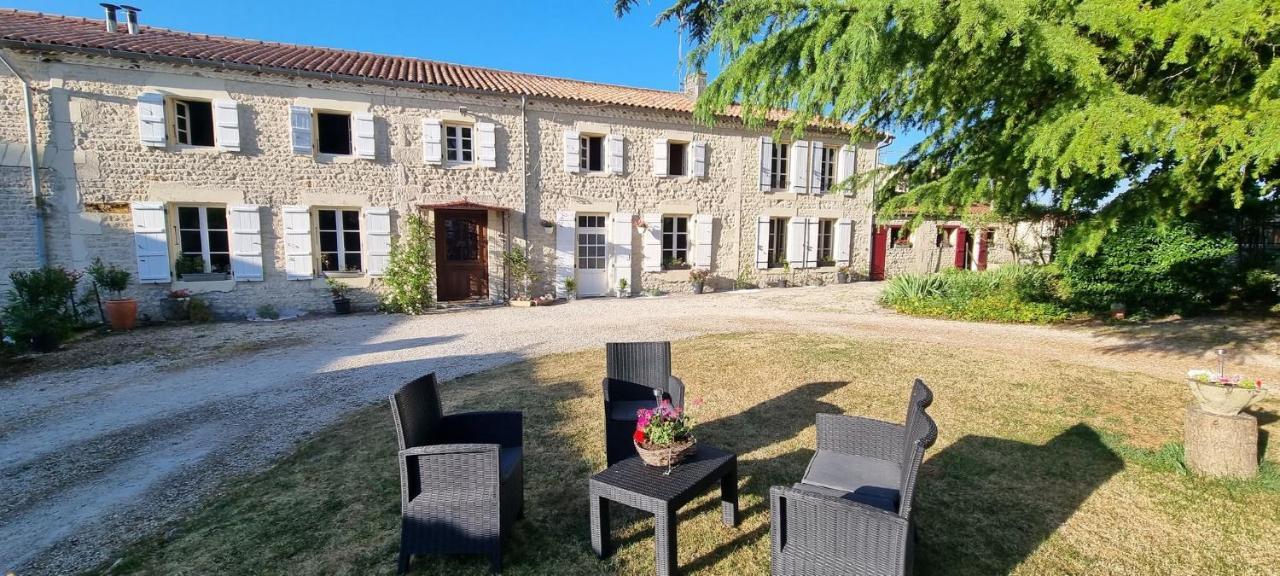 Escale Au Clos Saint Martin De Juillers Gites Et Chambres D'Hotes Exterior foto