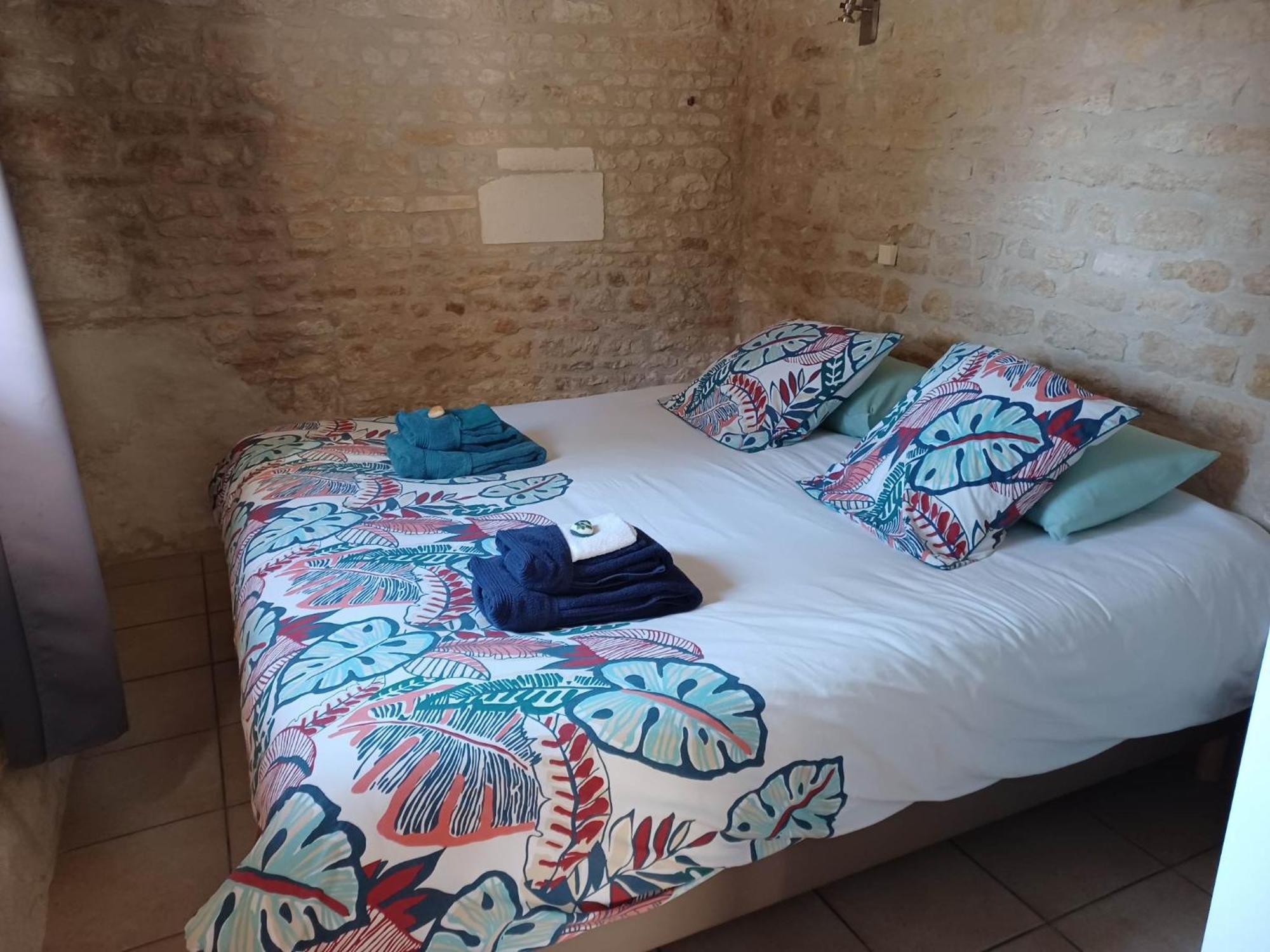 Escale Au Clos Saint Martin De Juillers Gites Et Chambres D'Hotes Exterior foto